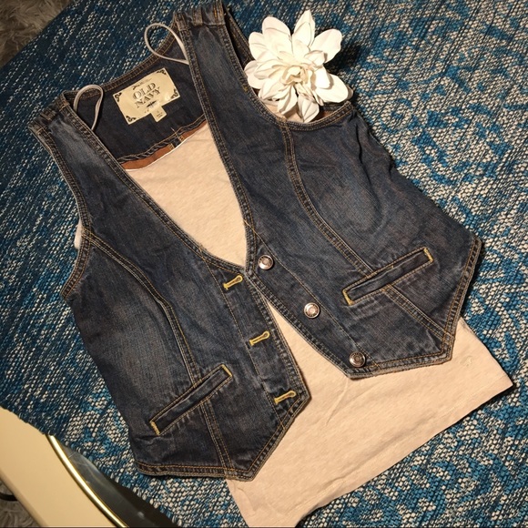 American Eagle Outfitters Jackets & Blazers - Outfit Bundle 🔥 Denim Vest / Built In Bra American Eagle Outfitters Jackets & Blazers - Outfit Bundle 🔥 Denim Vest / Built In Bra